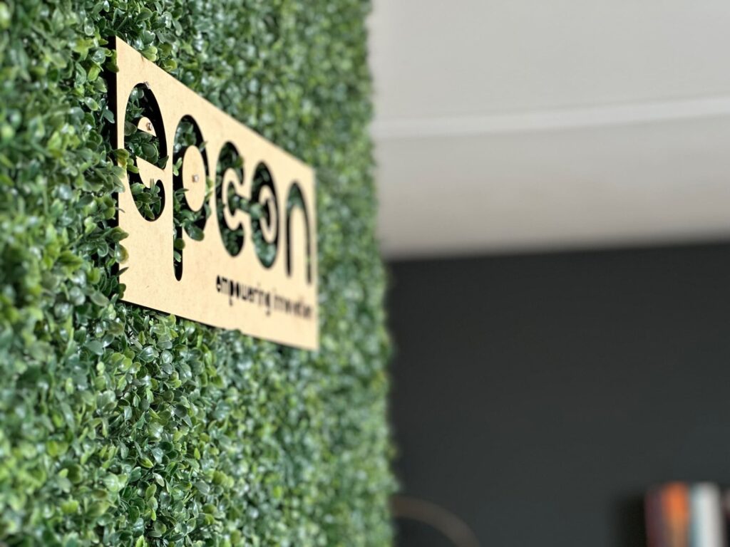 Logotipo de EPCON en uno de sus espacios de trabajo